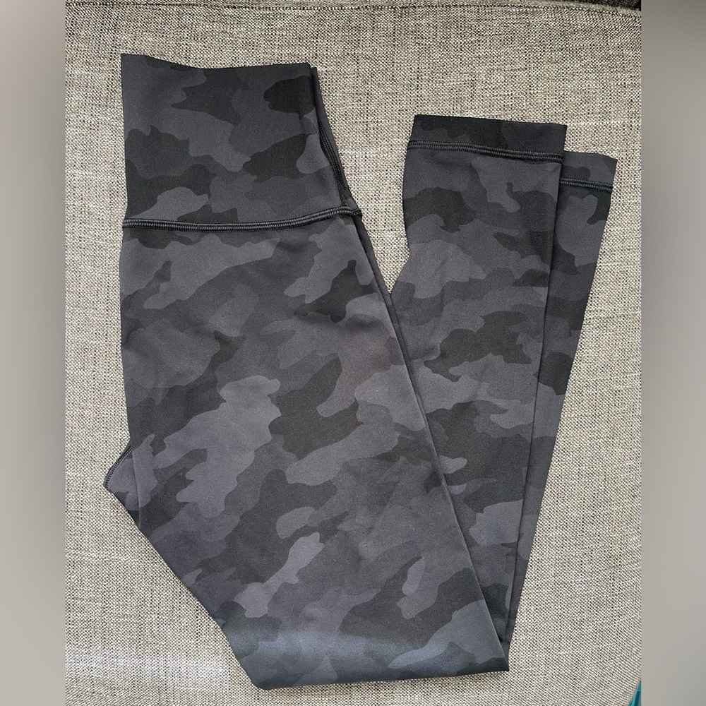 LuluLemon Leggings Sz 6 Camo Leggings
